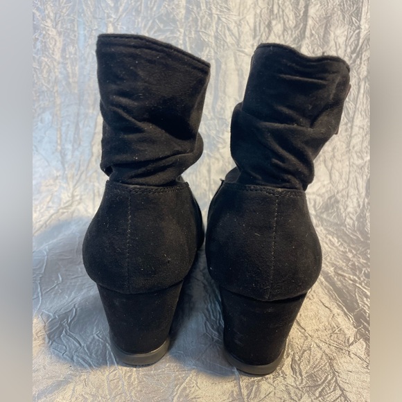 Aerosoles Misfit black scrunchy suede wedge ankle booties with side zipper - Picture 6 of 10